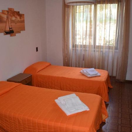 Casa Vacanze Ester 布雷佐内加尔达 外观 照片