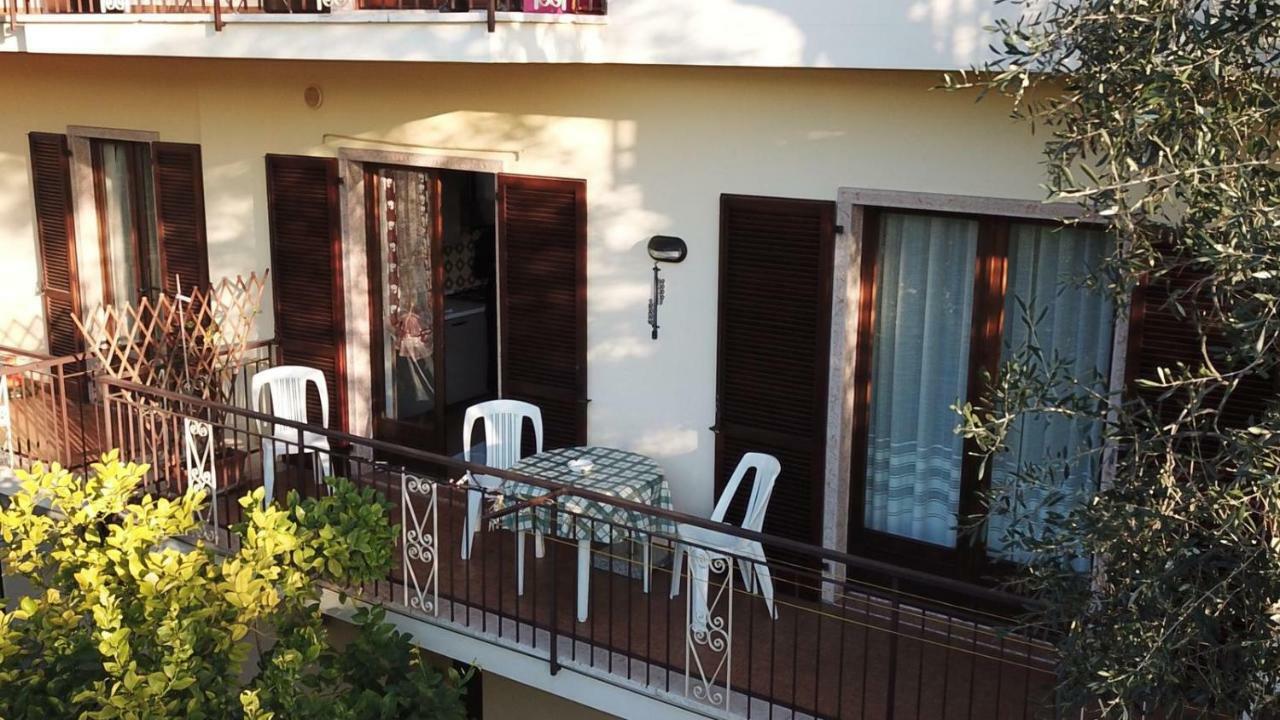 Casa Vacanze Ester 布雷佐内加尔达 外观 照片