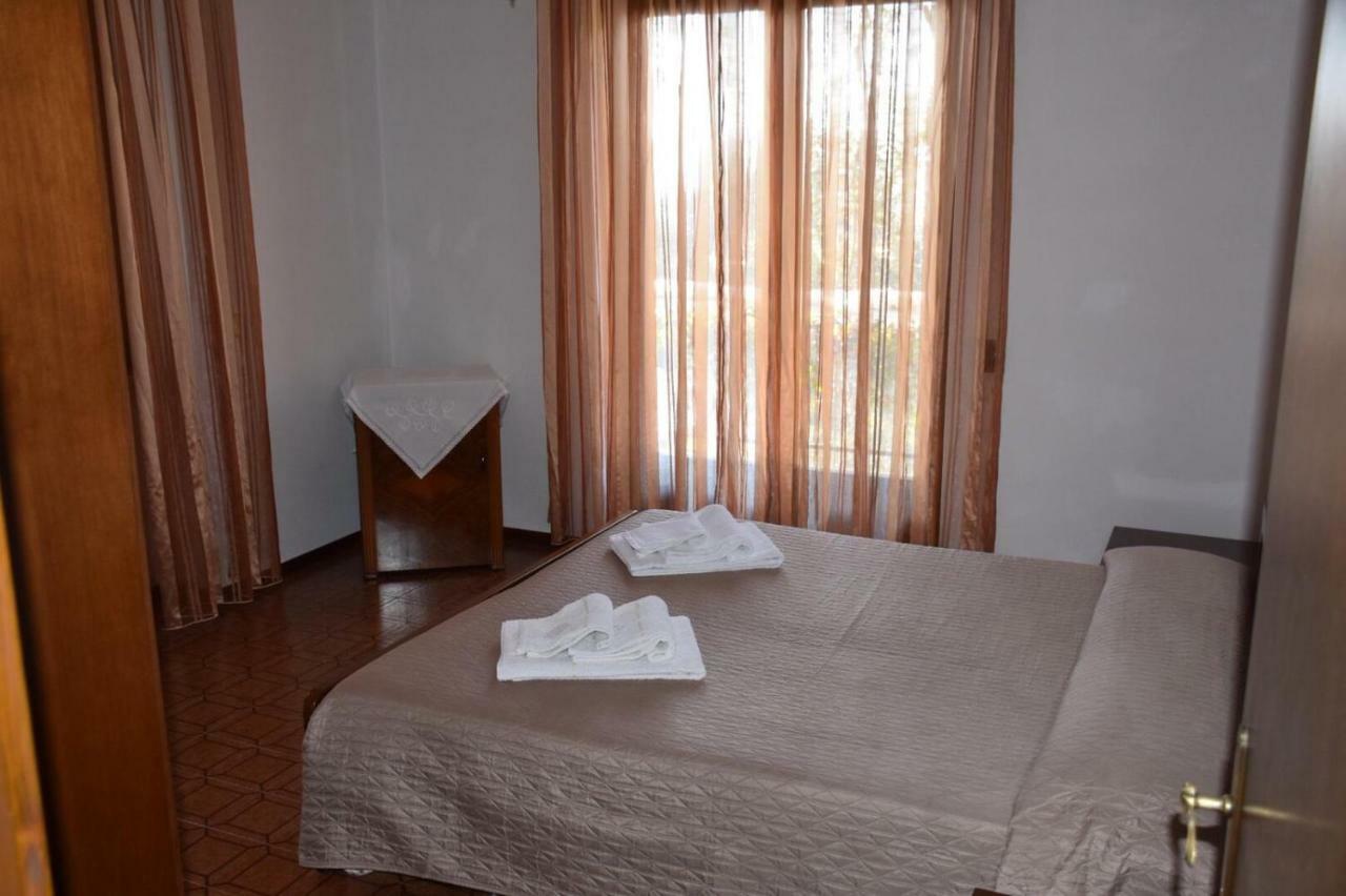 Casa Vacanze Ester 布雷佐内加尔达 外观 照片